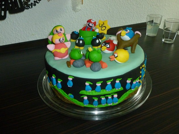 Torte mit Figuren aus Mario, Zelda, Lemmings, Pac-Man, Angry-Birds