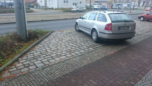 Typ parkt gerade in einem Schrägparkplatz
