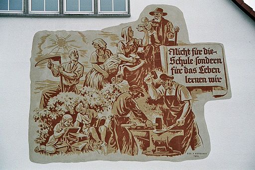 Bekannte deutsche Übersetzung der umgekehrten Version an der Außenwand der Grundschule in Niederems