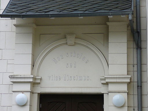 Die umgekehrte Version Non scholae, sed vitae discimus über dem Eingangsportal der Rektoratsschule Ronsdorf